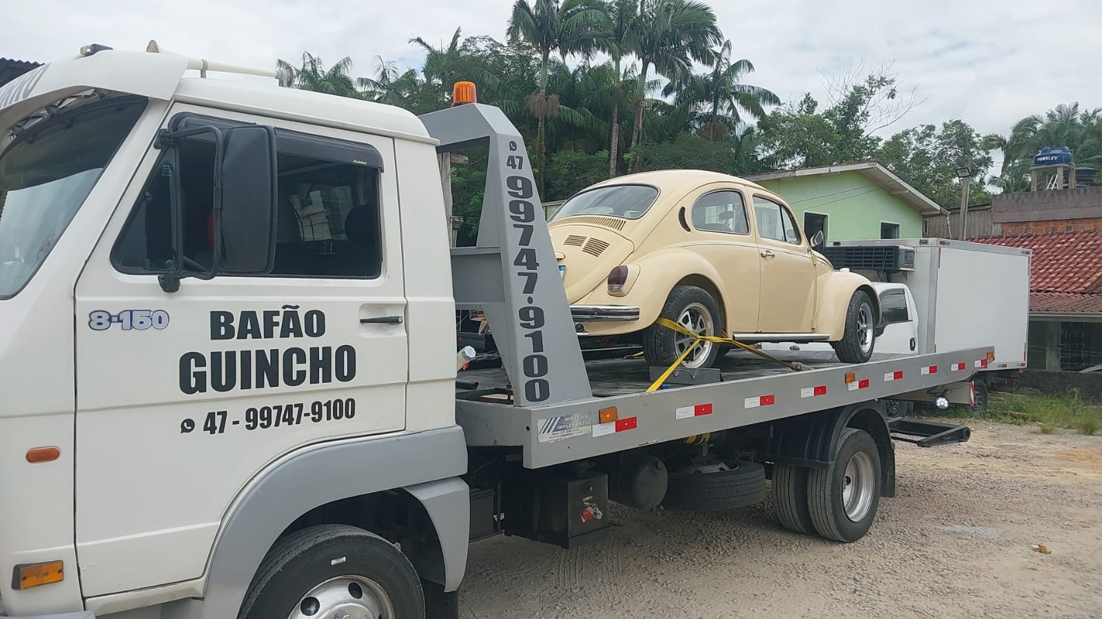 Salvando as Compras do Mês: Bateria Arriada no Estacionamento do Supermercado em Camboriú